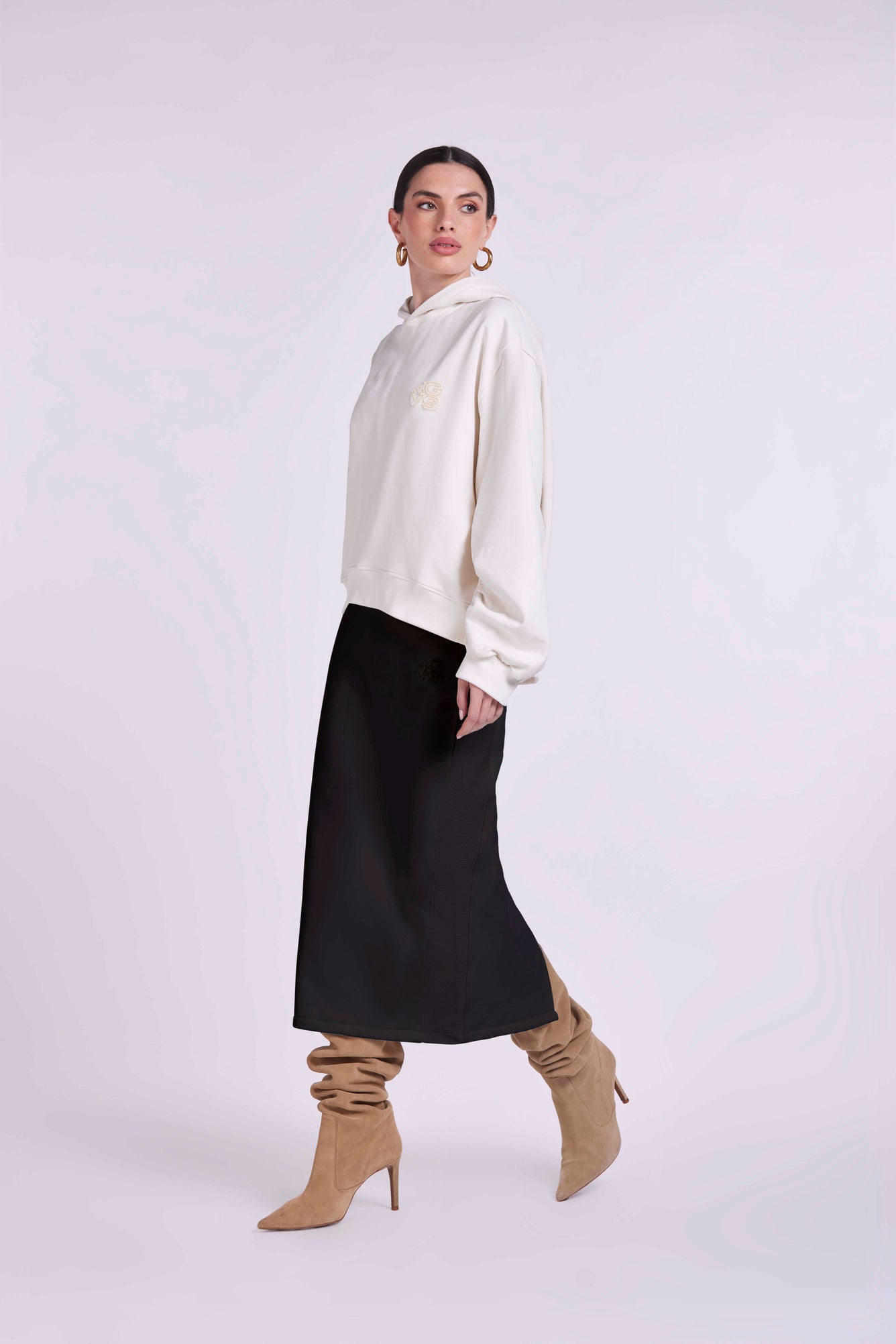 Long skirt and "4GVS" embroidery